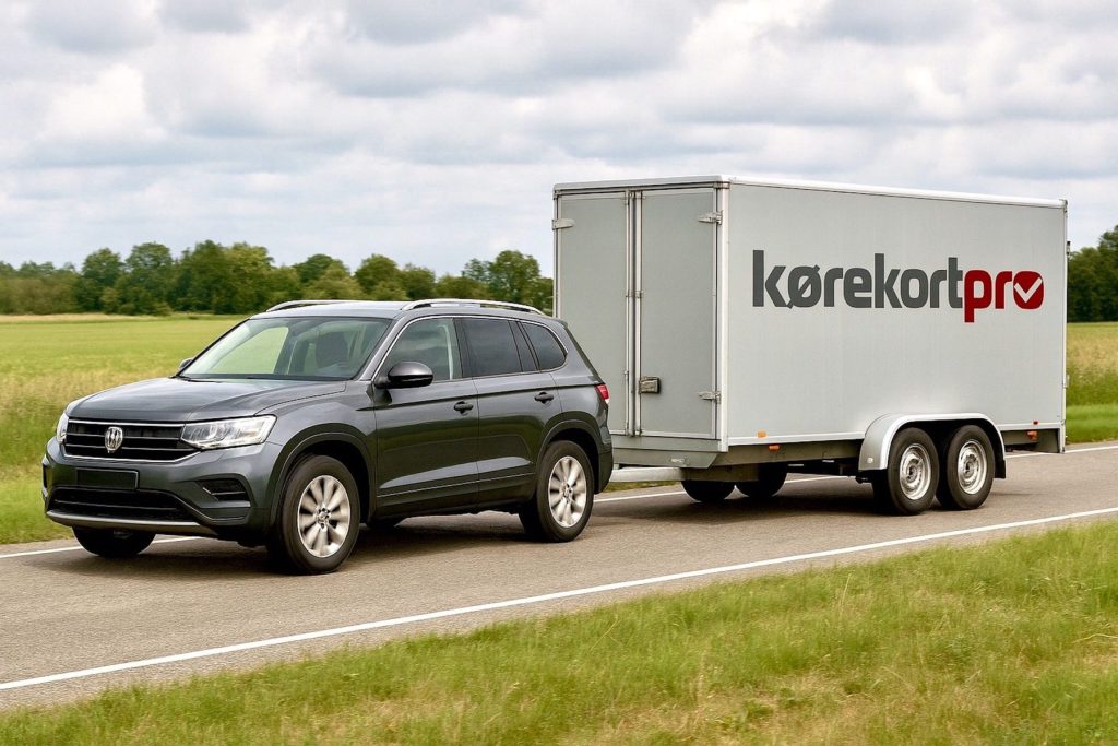 Bil med stor lukket trailer under kørsel på landevej i traileruddannelsen