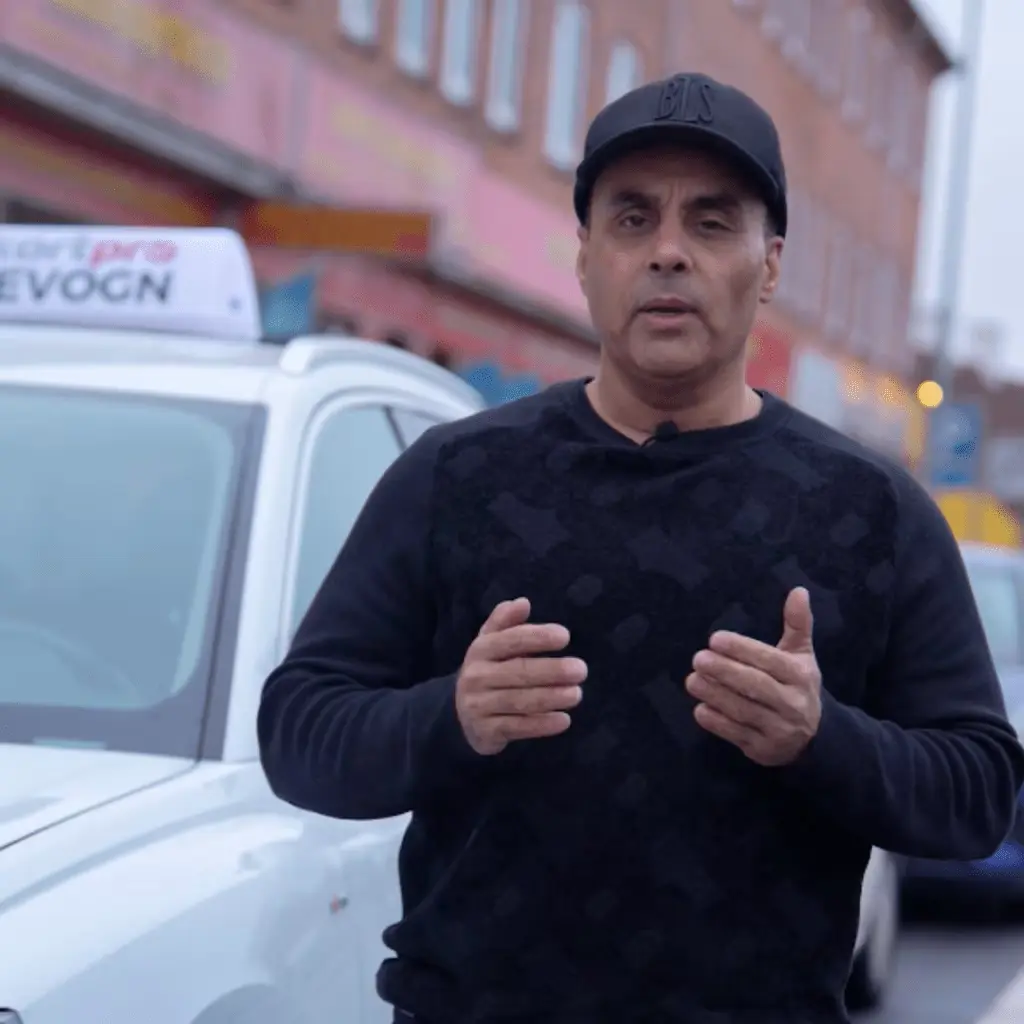 Kørelærer Sajad Hussain ved skolevognen på Hvidovre Torv